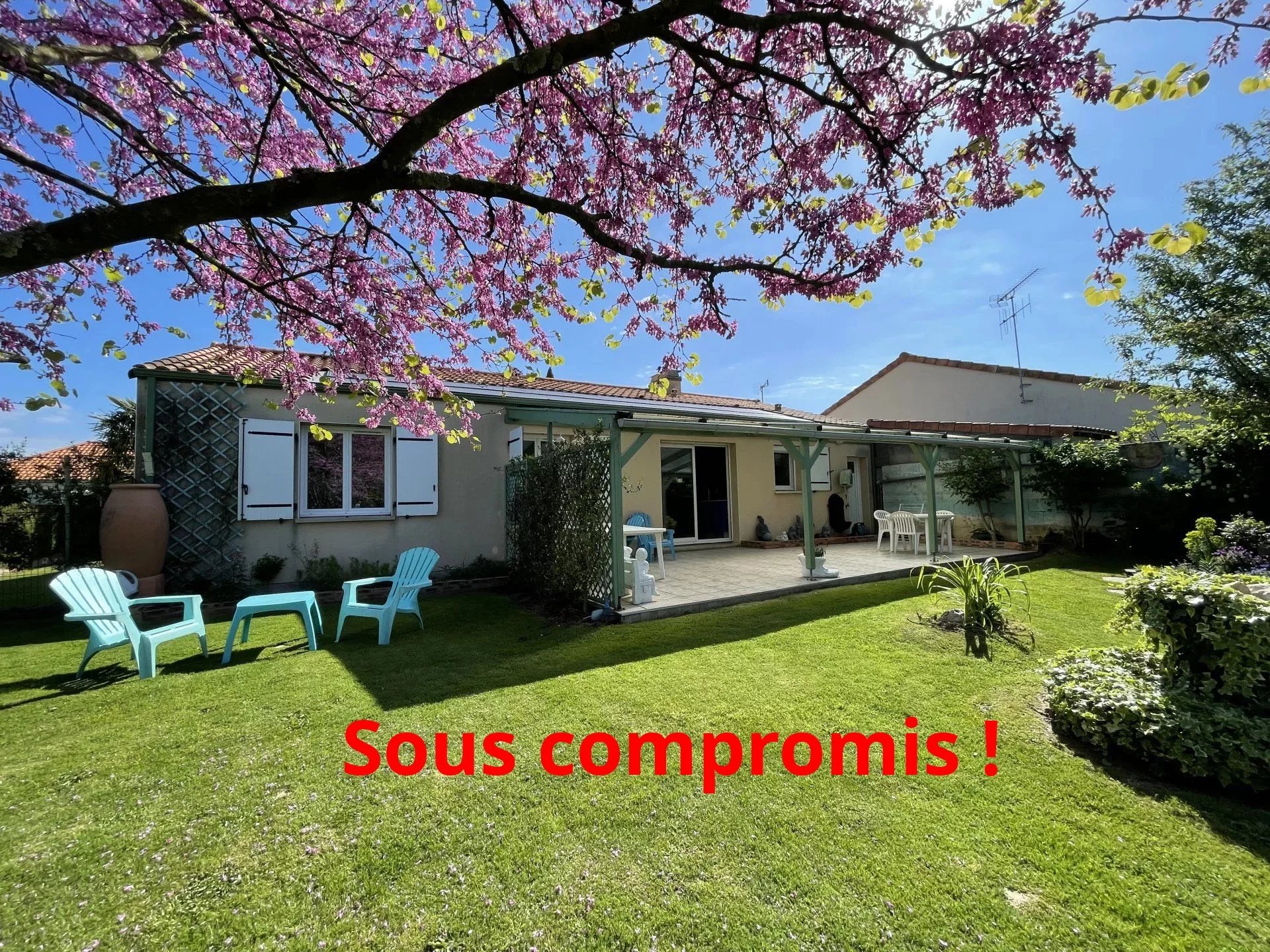 Plain-pied avec préau convivial donnant sur joli jardin et quasi autonome énergétiquemenent !