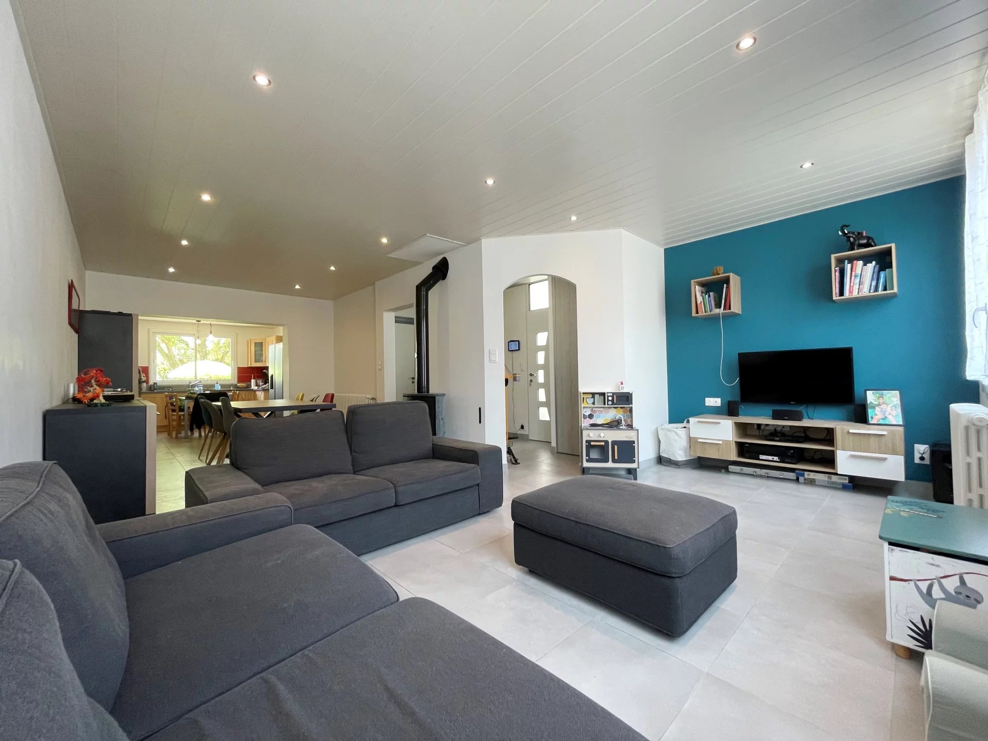 Maison familiale prête à vivre avec gd jardin et dépendances pratiques !