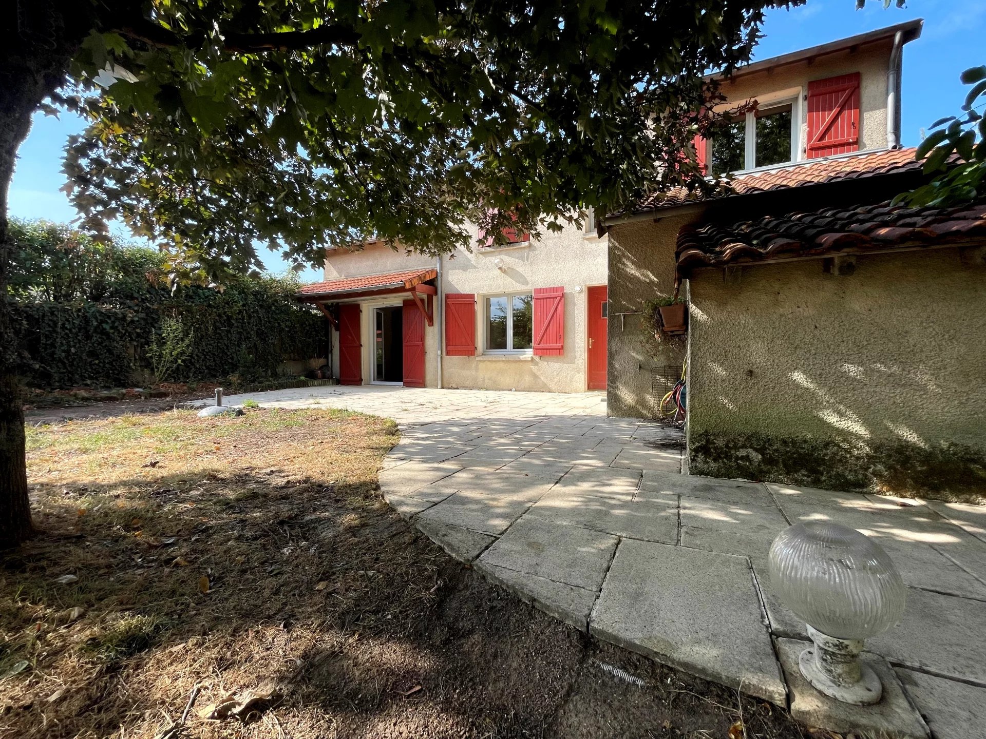 Opportunité rare : Le May centre-ville,  1 448 m² de terrain, 5 chambres, 148 m² habitable !